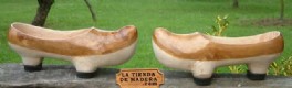 En la tienda de madera .com puedes comprar madreas por Internet, un original regalo. Artesana de Asturias online. La madrea es el calzado de madera tradicional de Asturias y norte de Len, las madreas son hermanas de la zoca, la albarca y el zueco. 	